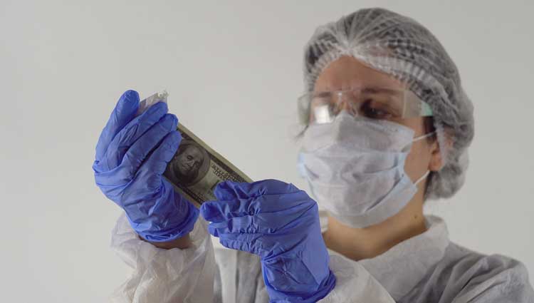 Woman holding money with a mask trying to convey preventing allergy
